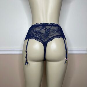 Victoria's Secret Dream Angels Wide Side Lace Garter Belt / Thong Panty